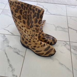 Leopard print rain boots. Used condition. Size 10.